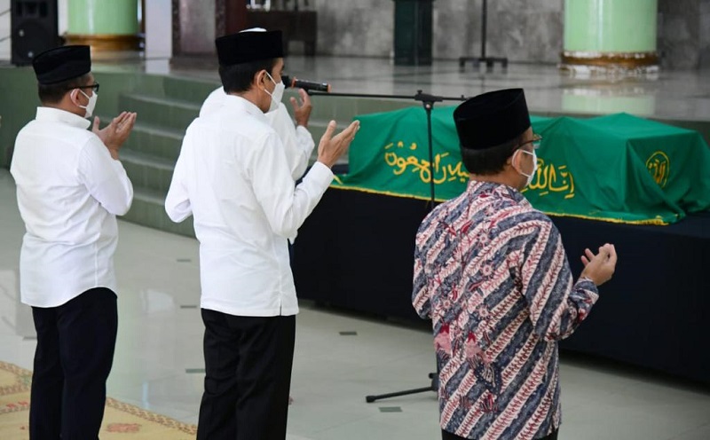 Kunjungan Kerja di Yogyakarta, Jokowi Takziah ke Mendiang Artidjo Alkostar