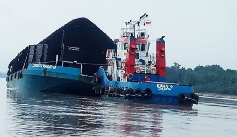 Sungai Barito Surut, Tongkang Batu Bara Kandas Tak Bisa Berlayar