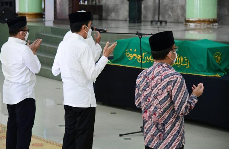 Melayat Almarhum Artidjo Alkostar, Presiden Jokowi: Kita Kehilangan Putra Terbaik Bangsa