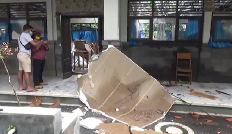 Pohon Setinggi 70 Meter Tumbang Menimpa Sekolah di Bali, Ruang Kelas Berantakan