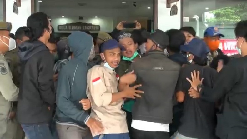 Unjuk Rasa soal TPAS Panembong Subang Ricuh, Warga-Satpol PP Saling Dorong