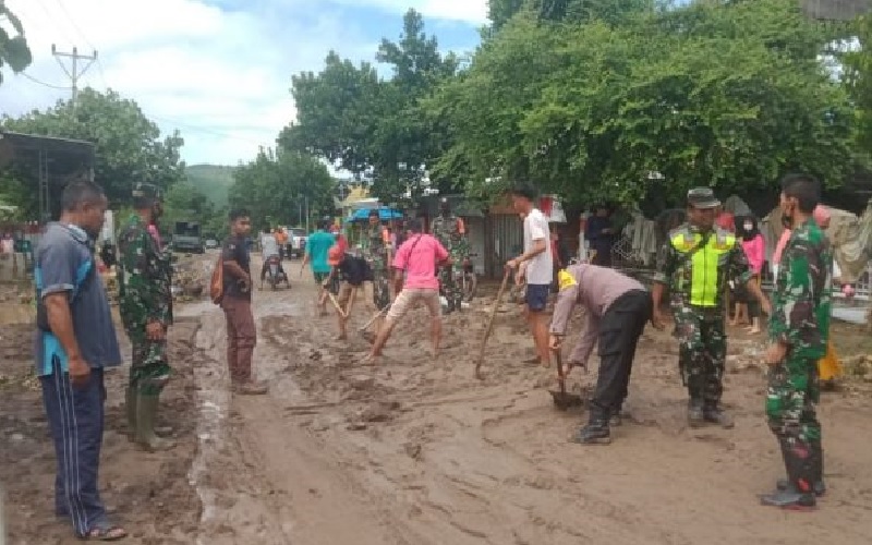 Tiga Desa di Dompu Dihantam Banjir, Mobil hingga Sapi Terbawa Arus