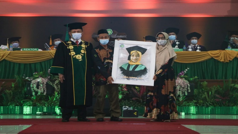 Dina Farida, Kisah Wisudawan Tak Bertoga Fakultas Hukum UIN Bandung 