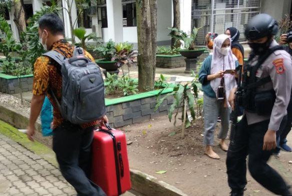 Geledah Kantor Gubernur Sulsel, KPK Bawa 3 Koper Berisi Dokumen