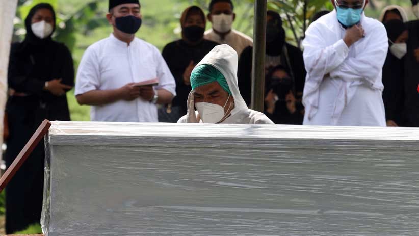 Teddy Syach Bimbing Doa Detik-Detik Terakhir Kepergian Rina Gunawan lewat Video Call