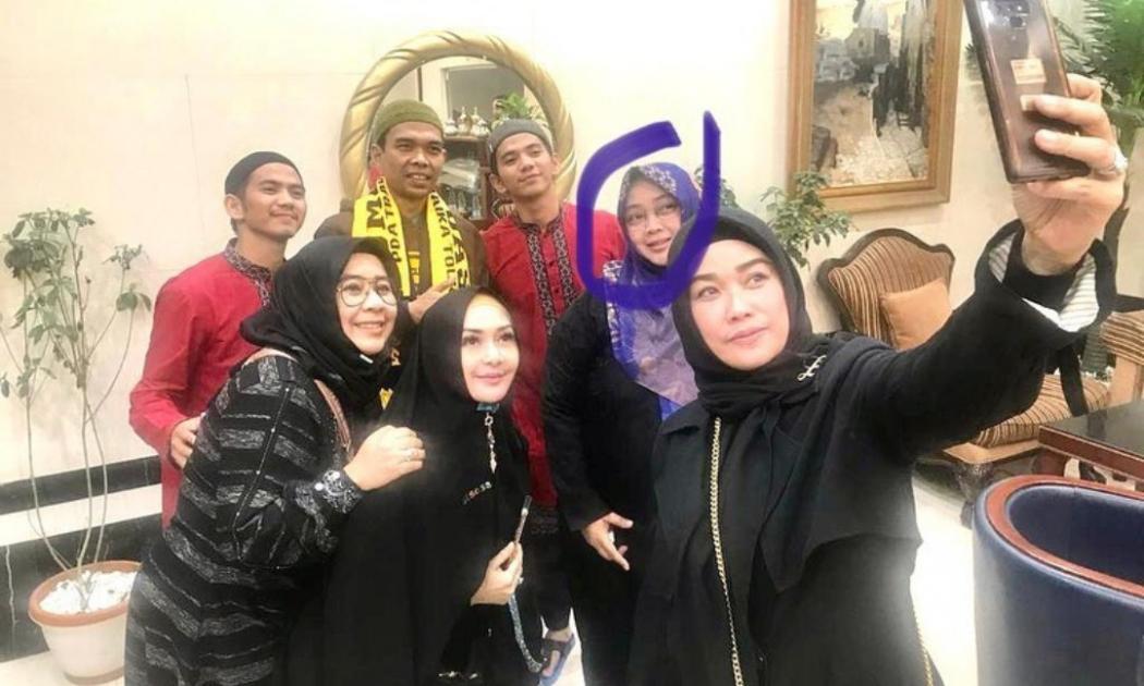 Ustaz Abdul Somad:  Semoga Allah Menempatkan Teh Rina Gunawan di Tempat yang Mulia 