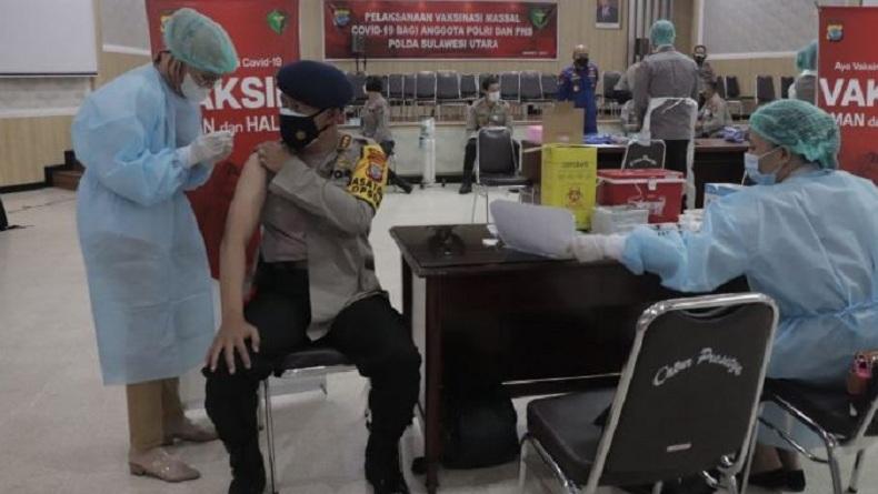 Anggota Polri dan PNS Polda Sulut Jalani Vaksinasi Covid-19 Tahap Pertama