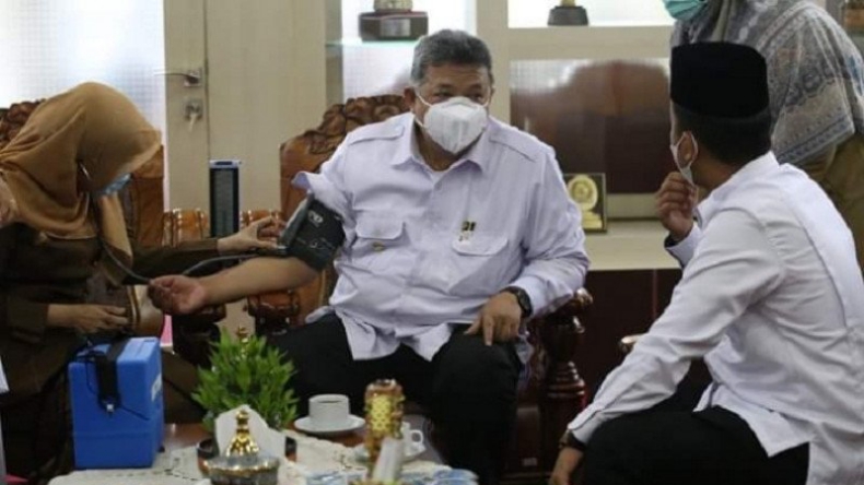 Sempat Positif Corona, Wali Kota Solok Akhirnya Disuntik Vaksin Covid