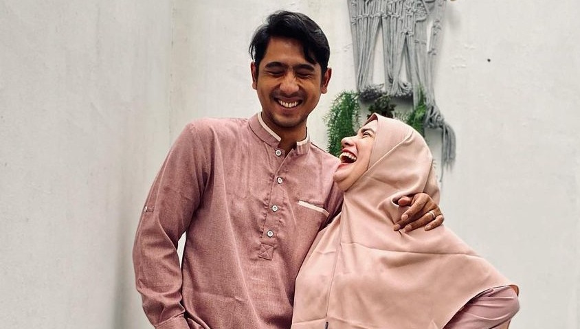 Arya Saloka Tak Bisa Foto Romantis bareng Istri, Netizen Gemas: Pasangan Paling Gokil