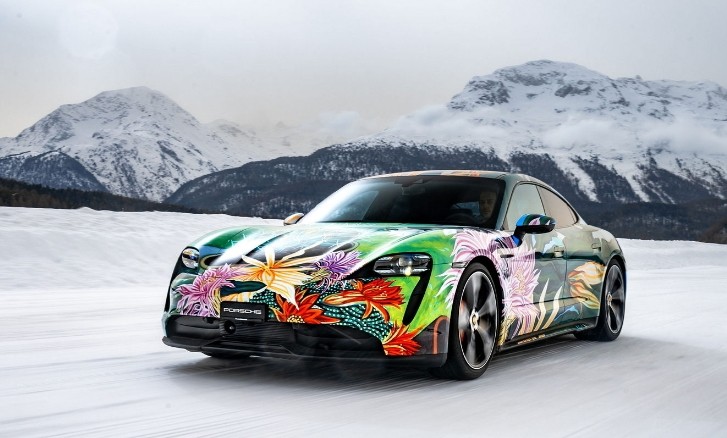Mobil Listrik Porsche Taycan Bermotif Bunga Ini Dilelang 
