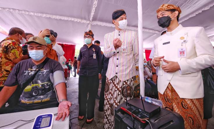Cek Vaksinasi di Pasar Klewer Solo, Gubernur Ganjar Singgung Varian Baru Covid-19 