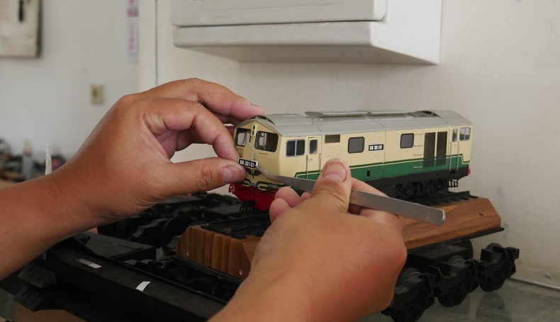 Salut, Pensiunan di Cimahi Mampu Buat Miniatur Kereta, Dipasarkan hingga ke Mancanegara