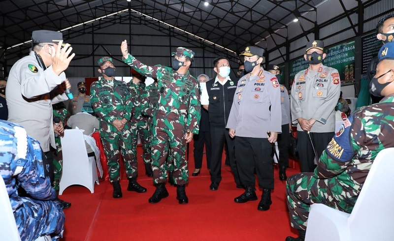 Panglima TNI dan Kapolri Tinjau Vaksinasi 2.000 Personel di Palembang