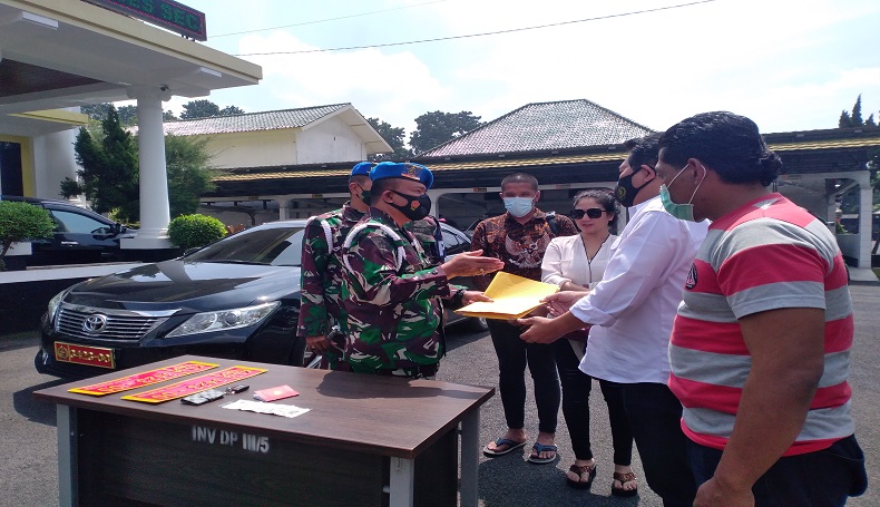 Denpom TNI Serahkan Wanita Pamer Mobil Berpelat TNI ke Polrestabes Bandung