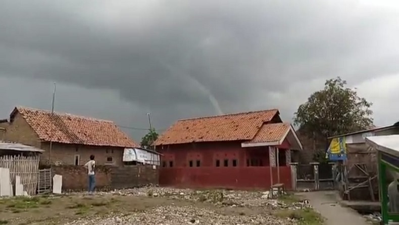 Puting Beliung Terjang Cangkol Selatan Cirebon, Rusak Atap Rumah Warga 