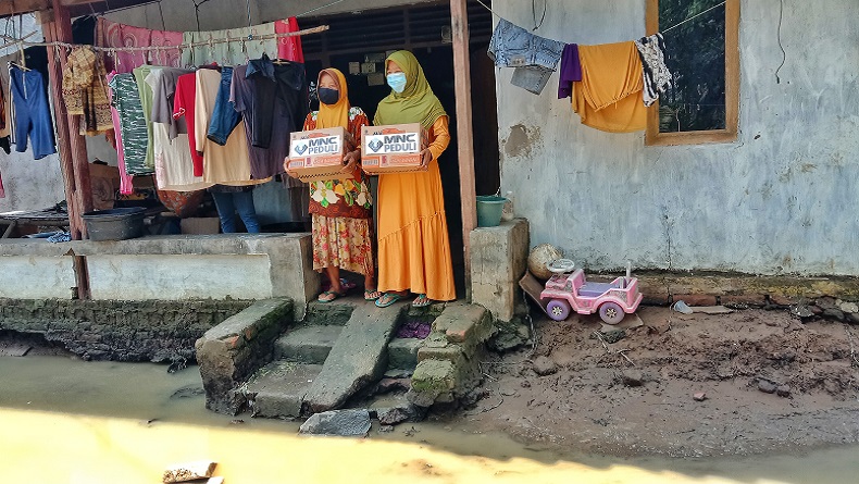 Sebulan Banjir Belum Surut, MNC Peduli Salurkan Bantuan ke Desa Pantai Harapan Jaya Bekasi