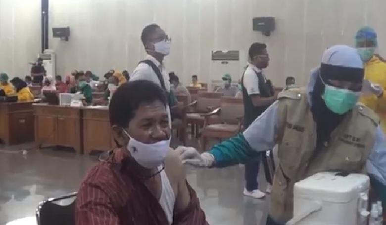 Ratusan ASN di Lombok Barat Mulai Disuntik Vaksin Covid-19