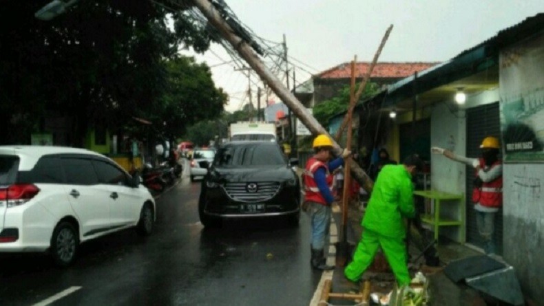 Petugas PLN Evakuasi Tiang Listrik Nyaris Roboh di Pesanggrahan Jakarta Selatan