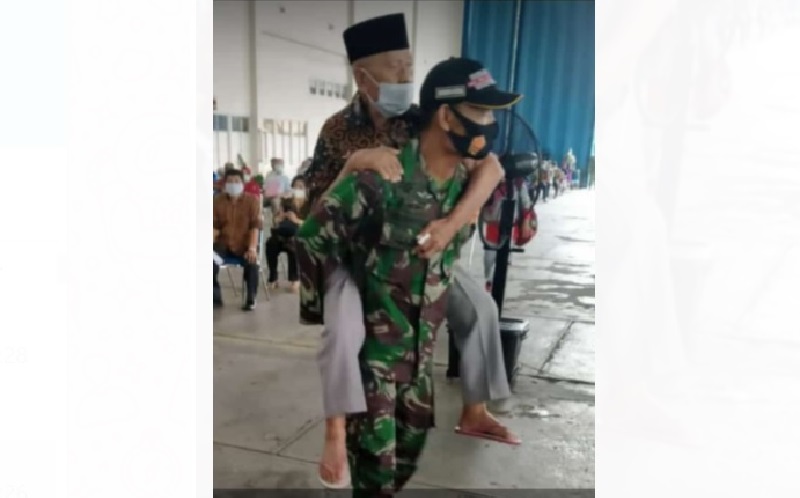 Tak Kenal Lelah, Prajurit TNI Bantu Vaksinasi Covid-19 untuk Purnawirawan di Depohar 5 Lanud Adi Soemarmo