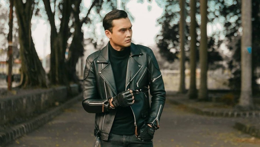 Pakai Jaket Kulit, Ikbal Fauzi Pemeran Rendy di Ikatan Cinta Beberkan Resep Ganteng