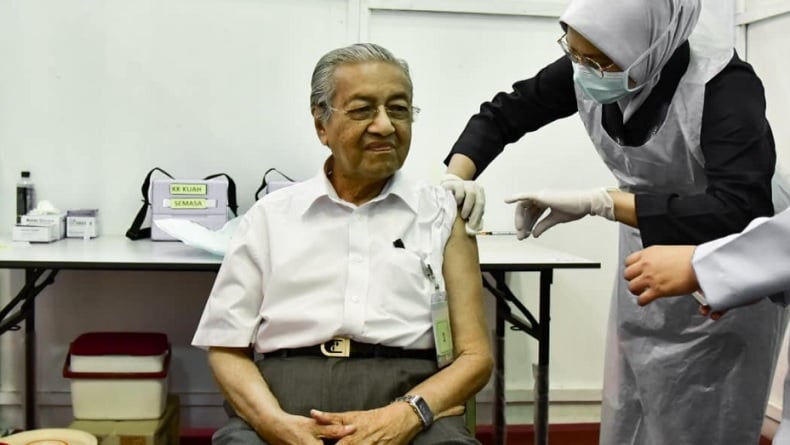 Mahathir Disuntik Vaksin Covid-19 : Saya Lega Sekarang