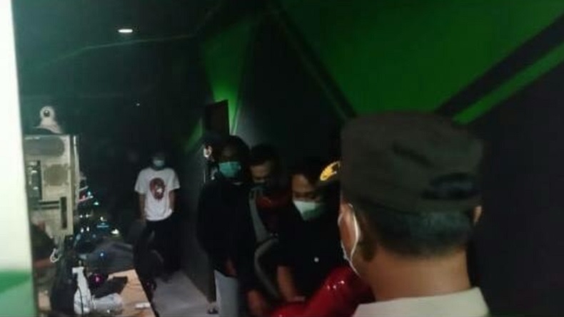 Satgas Covid-19 Bubarkan Kerumunan di Warnet, Pemilik Diamankan