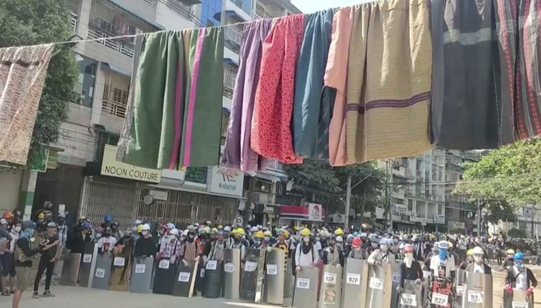 Ternyata Tentara Myanmar Takut dengan Pakaian Dalam Perempuan