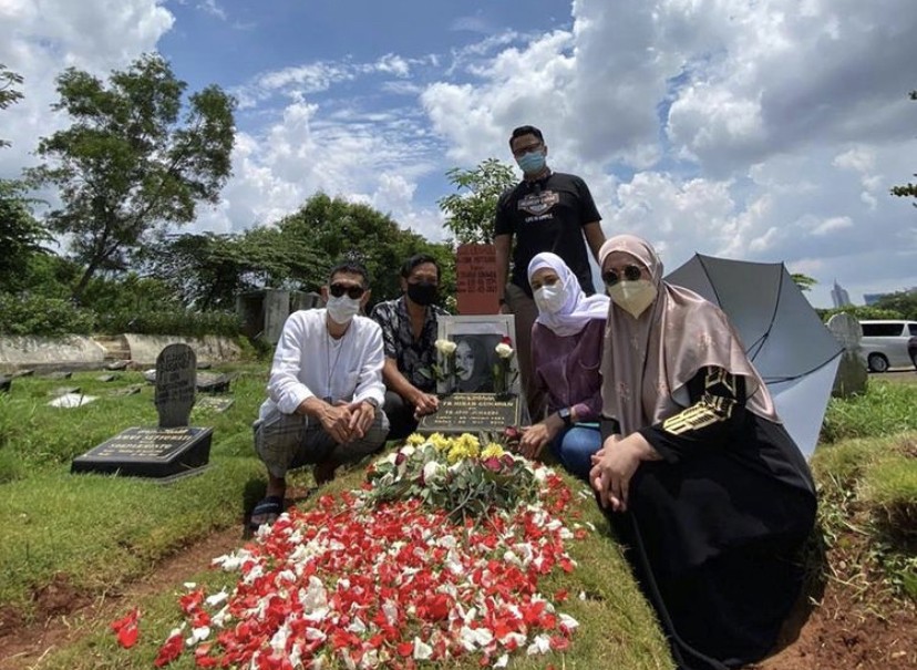 6 Hari Rina Gunawan Berpulang, Hedi Yunus dan Selebriti Lainnya Ziarah ke Makam