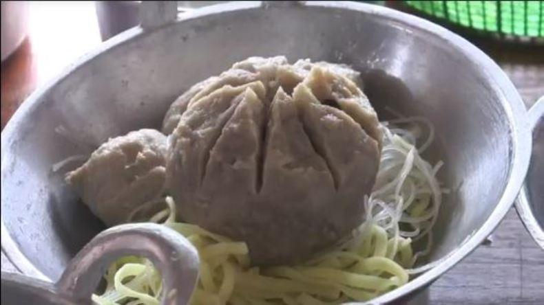 Ada-Ada Saja, Warung Ini Sajikan Mi Ayam dan Bakso Pakai Wajan 