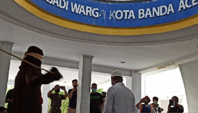 PNS di Aceh Dicambuk 18 Kali karena Berbuat Mesum dalam Mobil