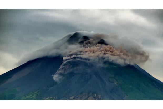 Gunung Merapi Kembali Semburkan Awan Panas Sejauh 1,2 Kilometer