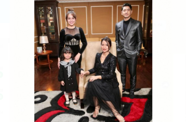 Amanda Manopo Unggah Foto Keluarga Ikatan Cinta Bersama Arya Saloka, Netizen Gemas: Fiktif Tapi Seperti Nyata