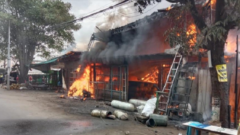 Kebakaran Gudang Ban dan Rumah Makan di Cakung Disebabkan Percikan Api Bengkel Las