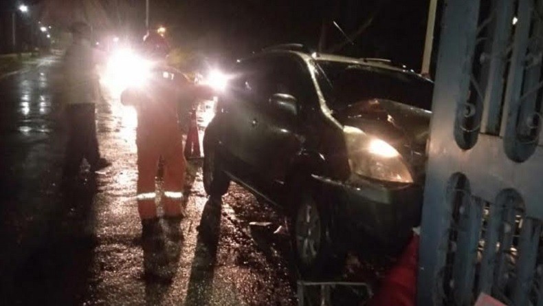 Main HP saat Mengemudi, Mobil Hantam Pagar TMII