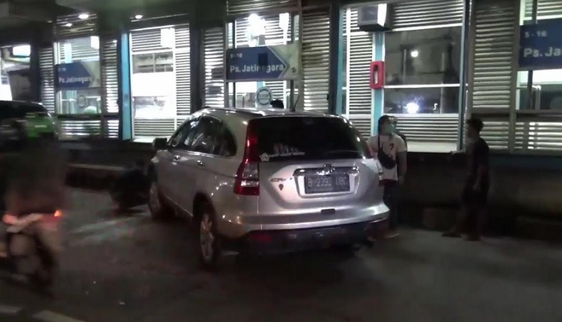 Minibus Tabrak Halte Transjakarta Jatinegara, Sopir Banting Setir Hindari Tabrakan