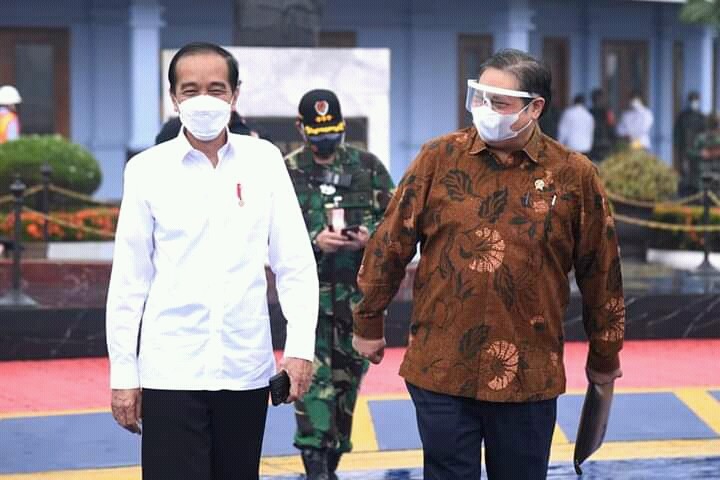 TOP! Jokowi dan Airlangga Tinjau Langsung Vaksinasi di DIY dan Jateng