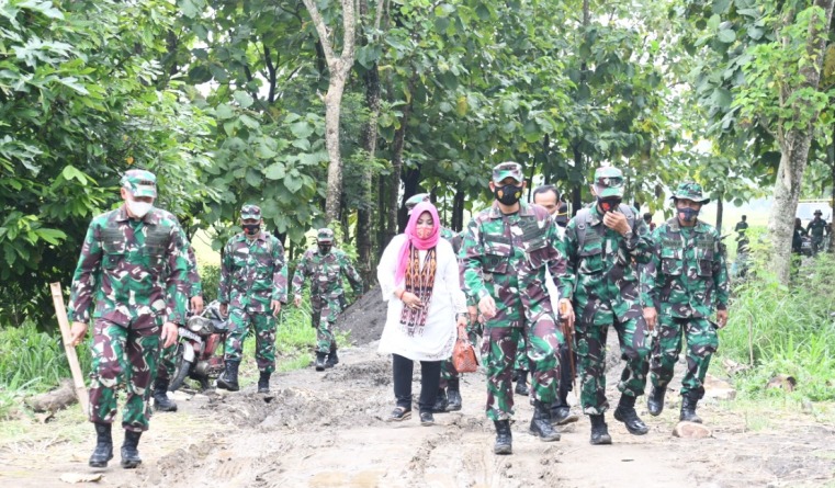 Danrem  074 Warastratama Tinjau TMMD di Klaten 