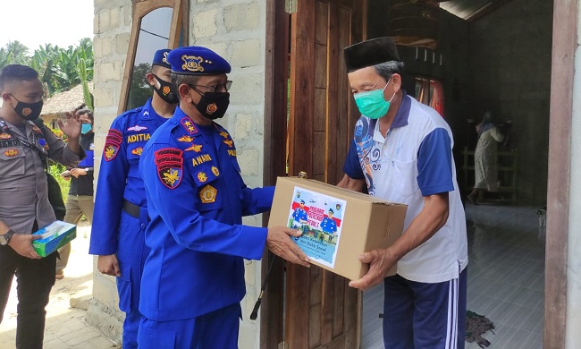Kunjungi Pulau Nangka, Kapolda Babel Salurkan Bantuan dan Beri Layanan Kesehatan untuk Warga