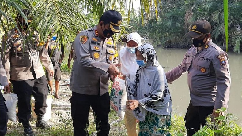 Lagi Mancing Ikan di Pinggir Sungai, 7 Janda di Batubara Kaget Didatangi Polisi