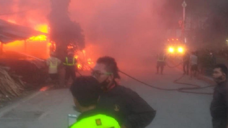 Petugas Sempat Kesulitan, Pemadaman Kebakaran Lapak Kayu di Bekasi Memakan Waktu Lama