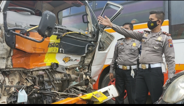 Tabrakan Karambol di Tol Solo-Sragen, 3 Tewas 