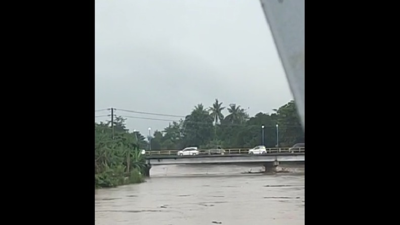 Hujan 2 Hari Semalam, Jembatan di Maros Nyaris Terendam Air