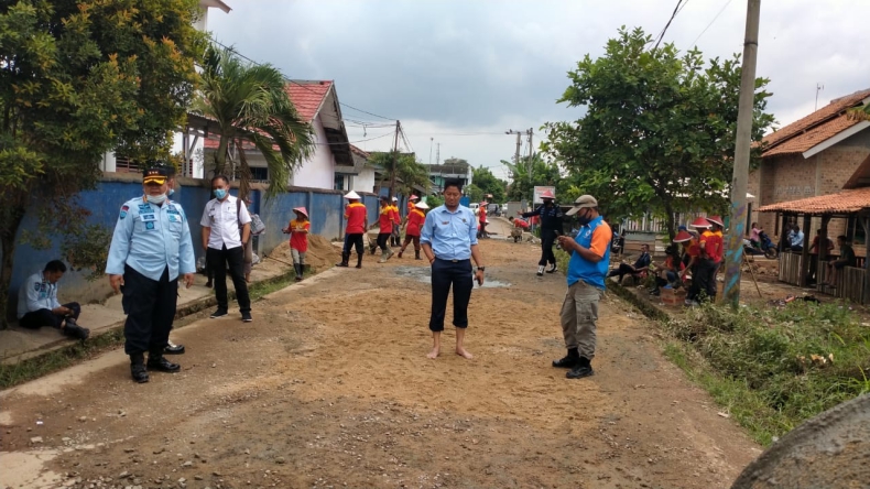 Tak Diperbaiki Pemerintah, Napi Turun Tangan Perbaiki Jalan Rusak di Lampung Utara