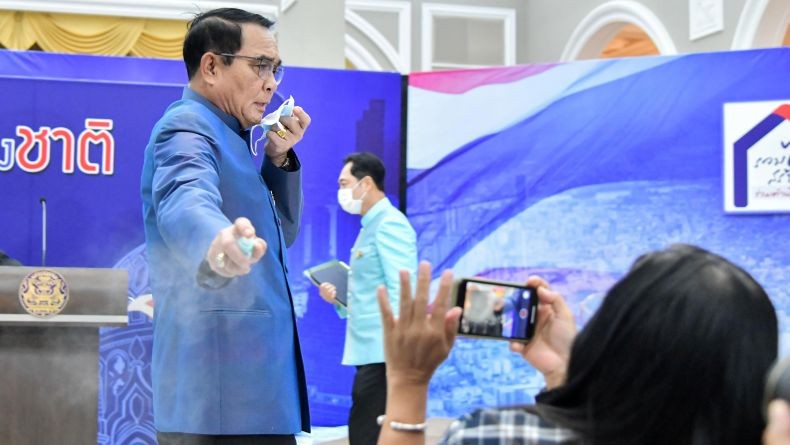 Kesal Ditanya soal Menteri, PM Thailand Prayut Semprot Wartawan Pakai Hand Sanitiser