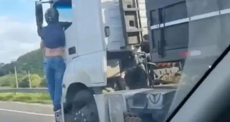 Tak Terima Istri Tewas Ditabrak, Pria Ini Bergelantungan di Pintu Truk 30 Km Minta Sopir Turun
