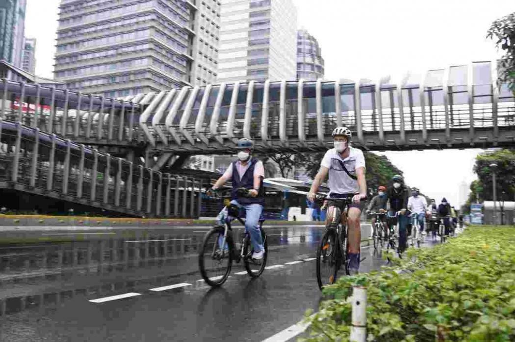 Anies Jajal Jalur Sepeda Permanen di Sudirman dengan Dubes Negara Sahabat