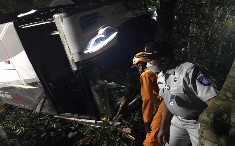 Bus Masuk Jurang di Sumedang Berkapasitas 62 Orang, Evakuasi Masih Berlangsung