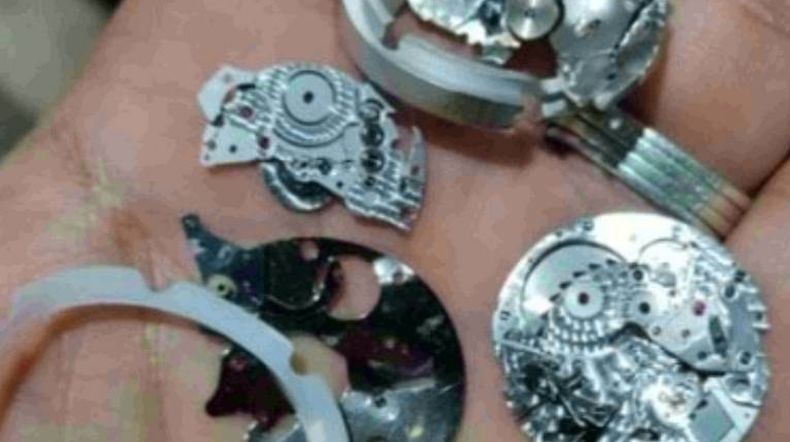 Viral Petugas Bandara Hancurkan Jam Tangan Senilai Rp775 Juta Milik Penumpang