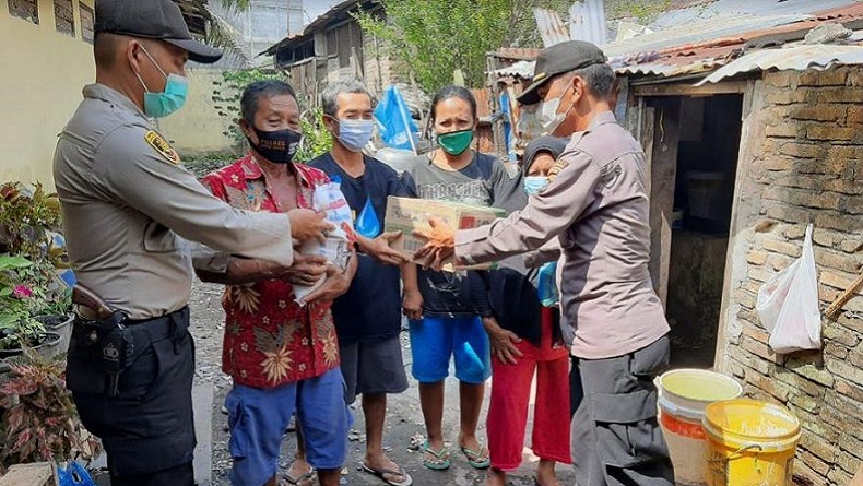 Polisi Bagikan Bansos dari Kapolda Sumut ke Warga Kurang Mampu di Batubara
