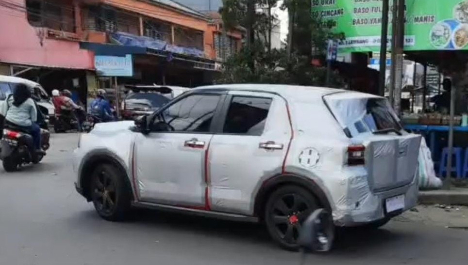 Ditutup Kamuflase, Daihatsu Rocky Tertangkap Kamera Diuji Jalan di Bandung 